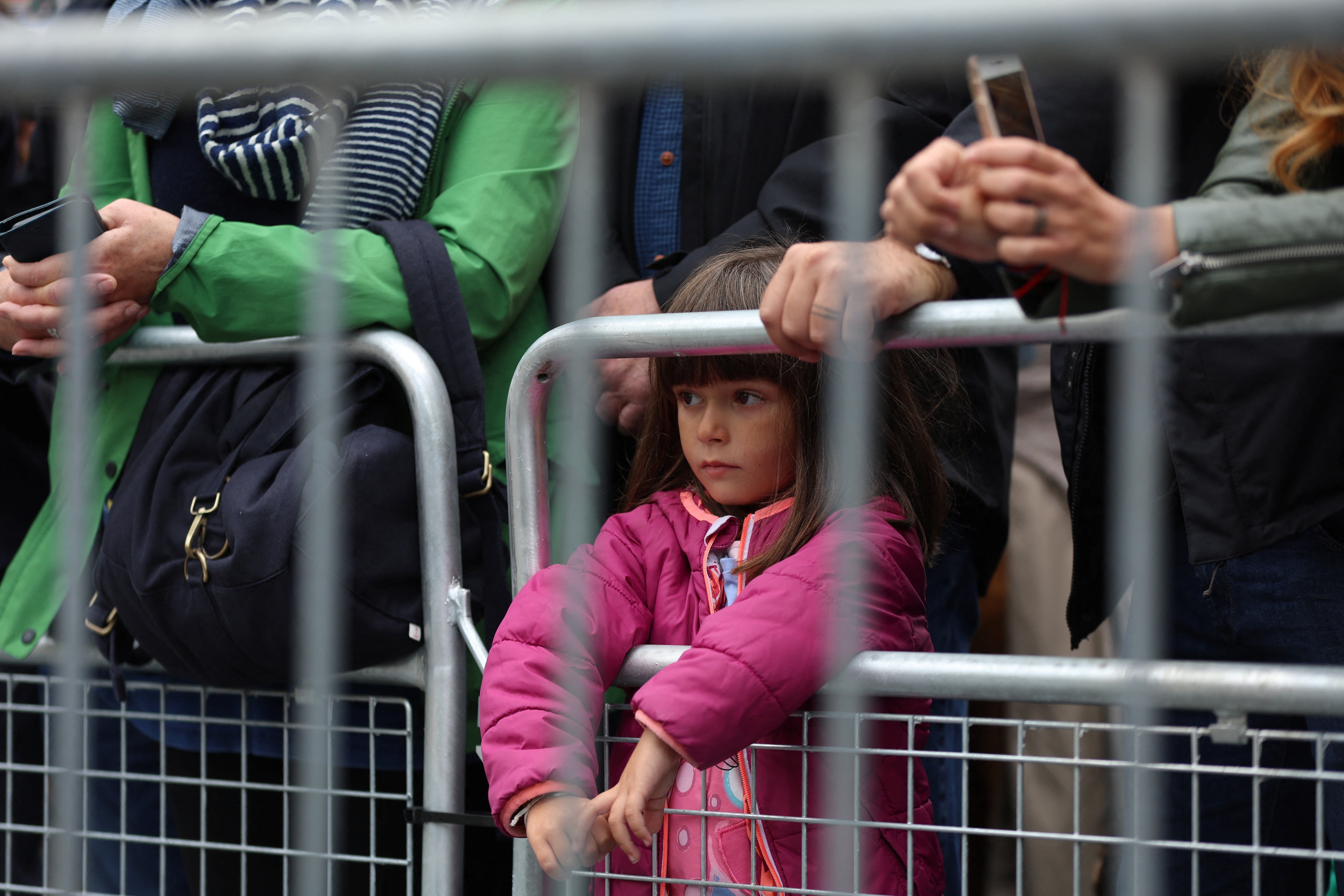 Familias enteras esperan en la Royal Mile (Milla Real) de Edimburgo para ver pasar el coche fúnebre