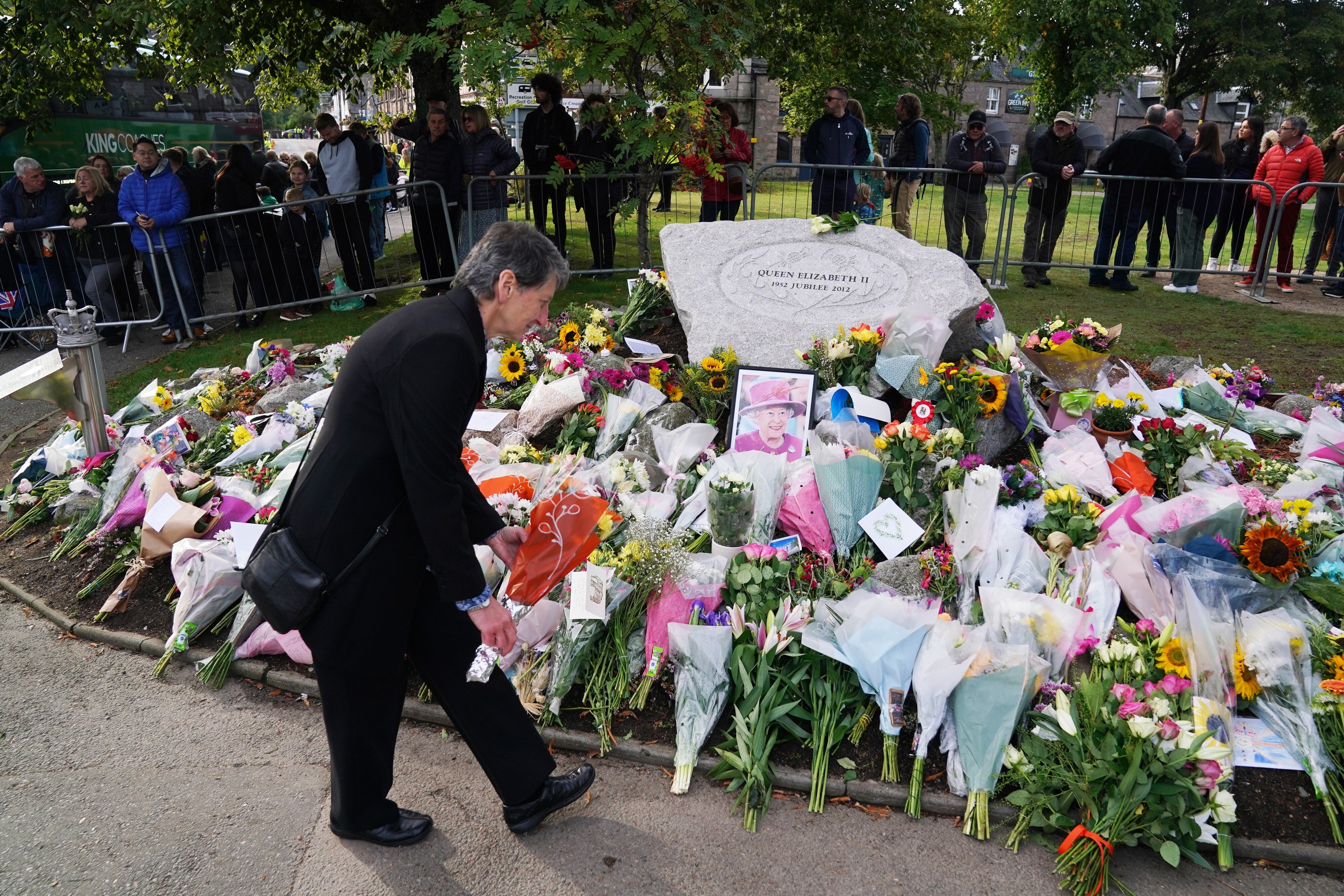 Ya a las puertas de Balmoral aparecían los primeros homenajes florales por la difunta Reina de Inglaterra