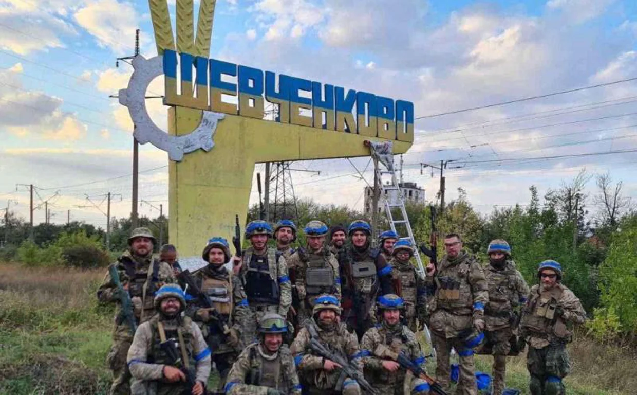 Los miembros del servicio ucraniano posan en el asentamiento recientemente liberado de Vasilenkov en la región de Járkov