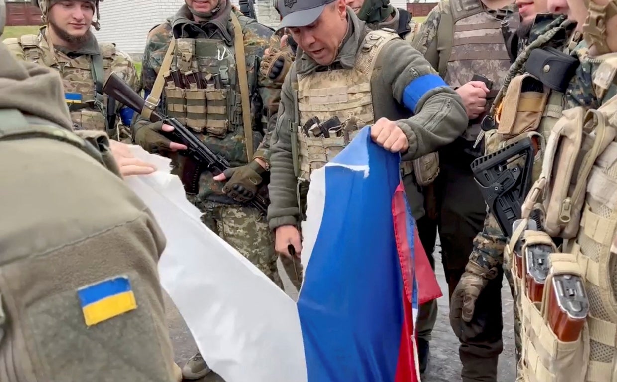 Vyacheslav Zadorenko rasga una bandera rusa en Kozacha Lopan