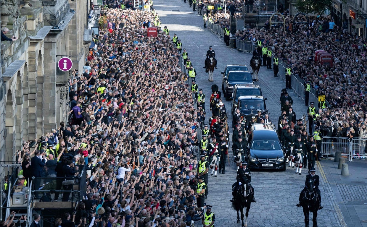 El público observa la procesión del féretro de la difunta Reina Isabel II, desde el Palacio de Holyroodhouse hasta St Giles, en Edimburgo