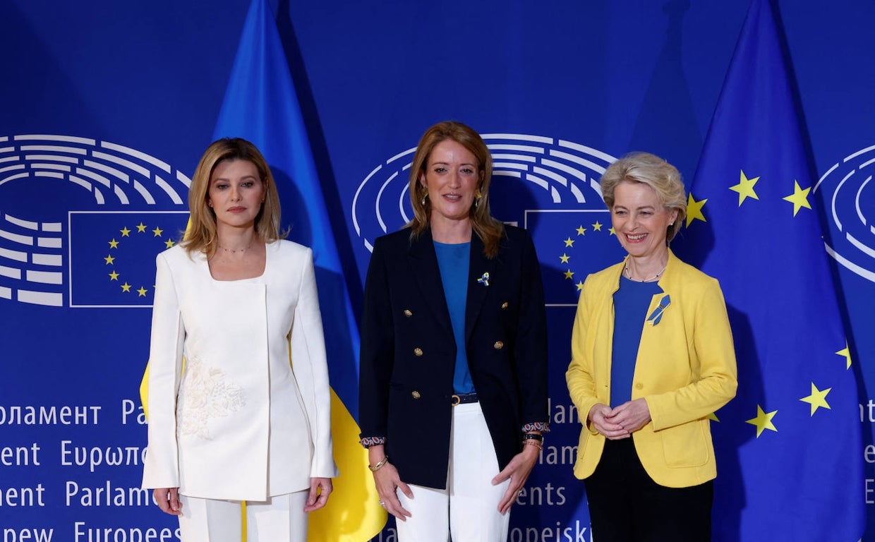 La primera dama de Ucrania, Olena Zelenska, la presidenta del Parlamento Europeo, Roberta Metsola, y la presidenta de la Comisión Europea, Urusla von der Leyen , posan en el Parlamento Europeo, en Estrasburgo