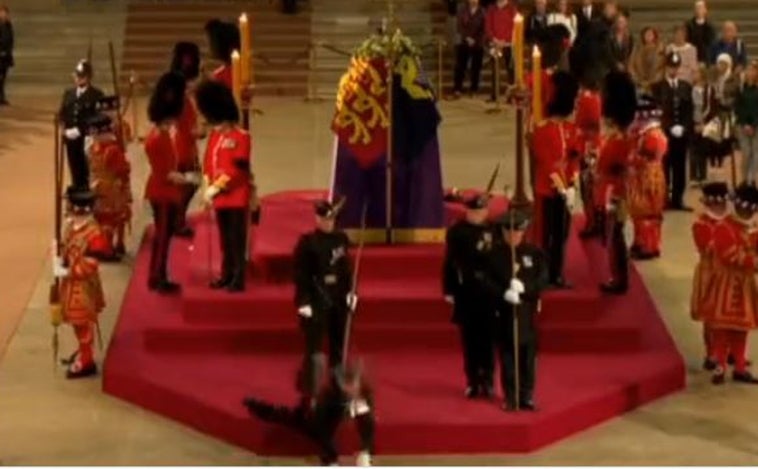 Un guardia real se desploma durante el velatorio de la Reina Isabel II