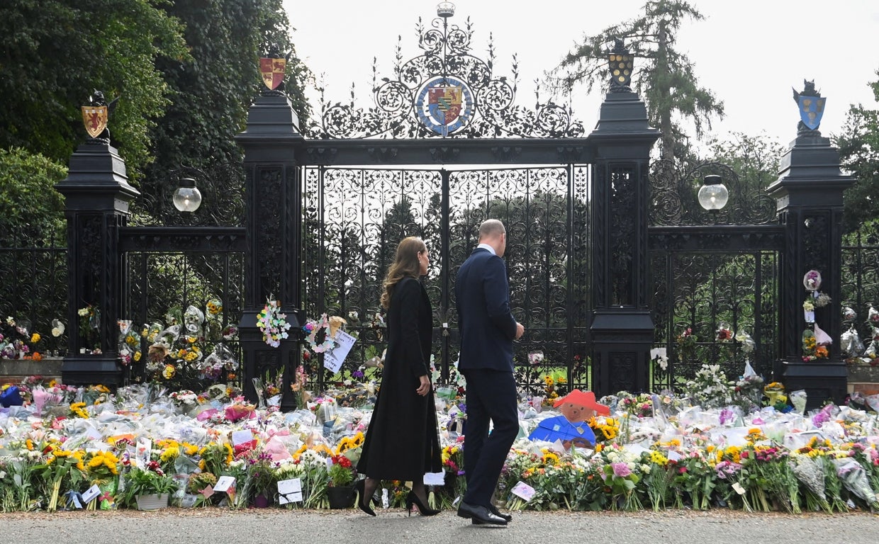 Los Príncipes de Gales, Guillermo y Catalina, visitan las puertas de Sandringham, donde cientos de británicos han depositado tributos florales a la difunta Isabel II