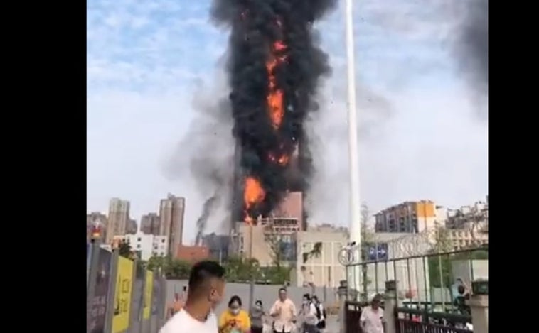 Un pavoroso incendio devora un rascacielos en la ciudad china de Changsha