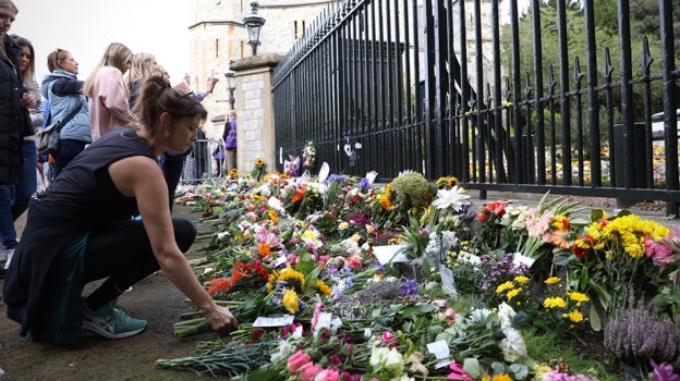 Ciudadanos británicos depositan flores junto al Castillo de Windsor