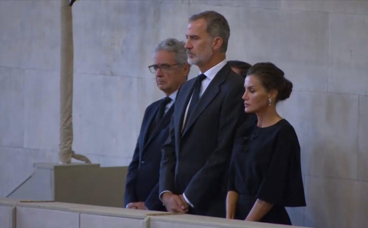 Felipe VI y Letizia Ortiz, junto a josé Manuel Albares en Westminster Hall