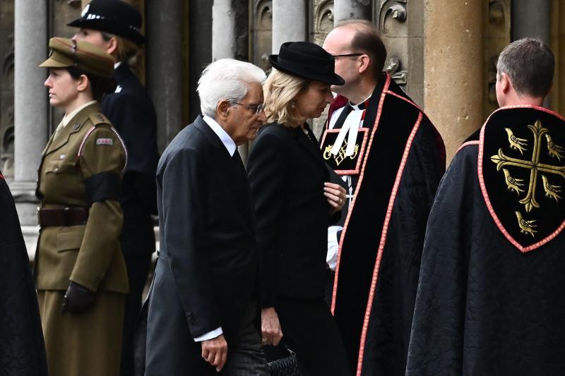 El presidente italiano Sergio Mattarella  y su hija Laura Mattarella llegan a la Abadía de Westminster