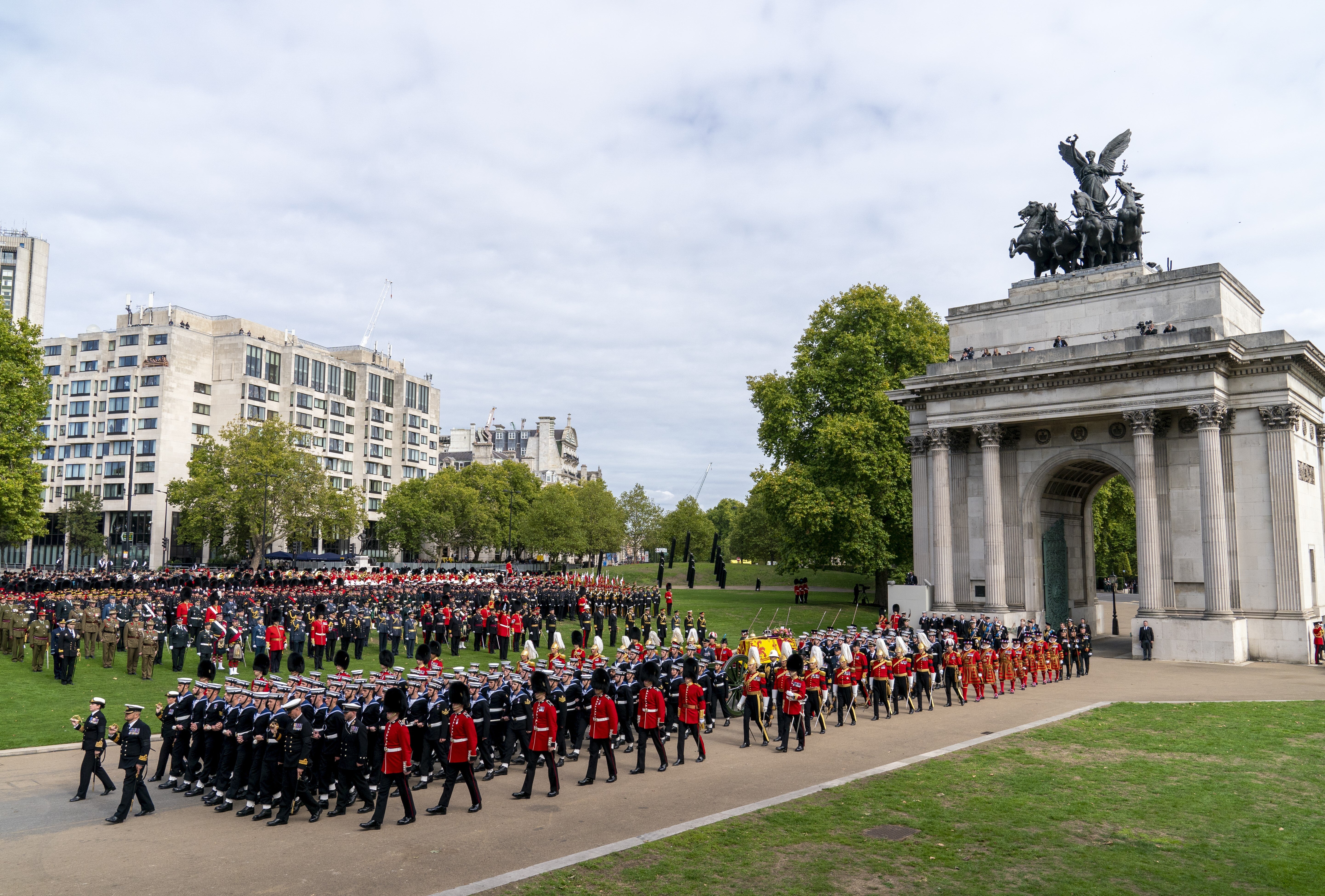 Final de la procesión fúnebre con el féretro de Isabel II en Londres, en el Arco de Wellington.