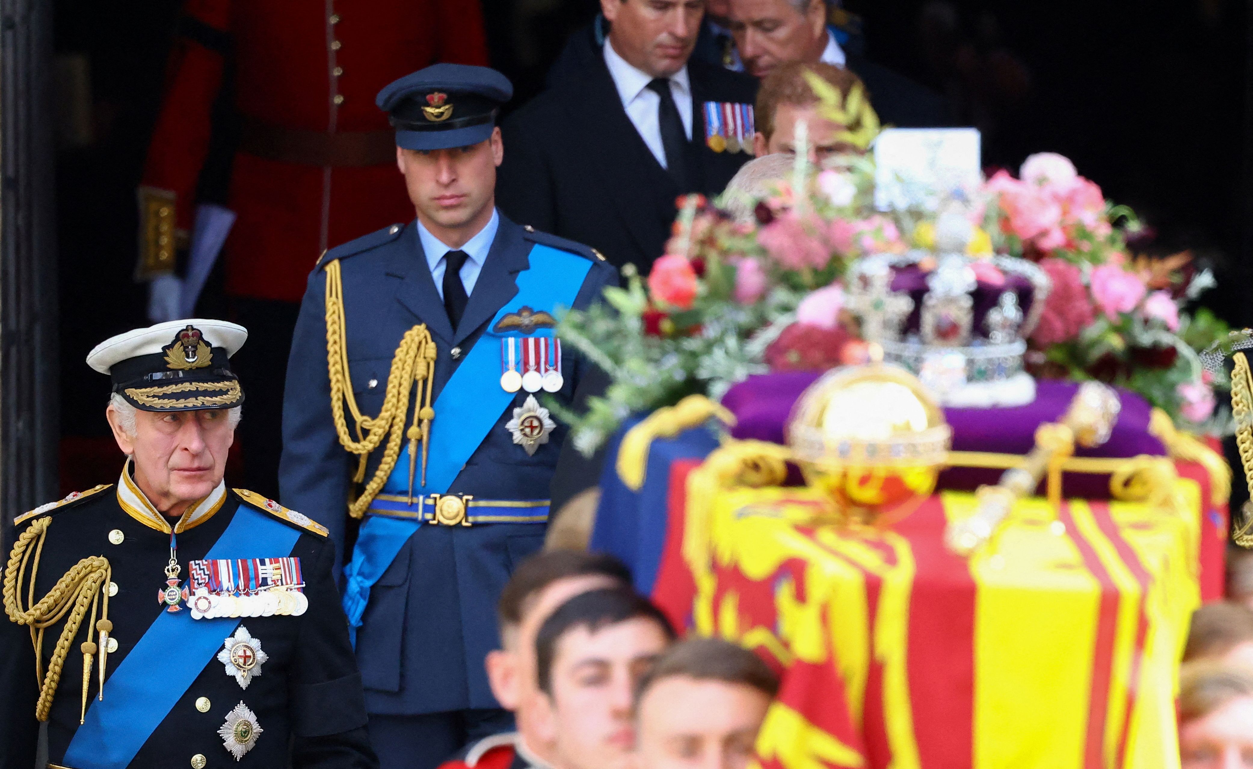 Carlos III y el Príncipe Guillermo siguen el féretro de Isabel II. 
