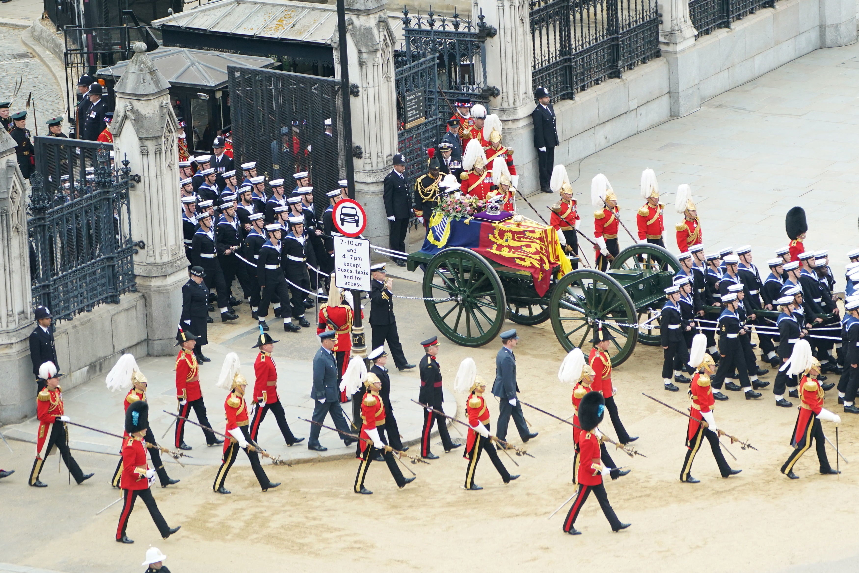 El féretro de Isabel II sale de Westminster Hall, donde se celebró la capilla ardiente, con destino a la Abadía de Westminster, lugar del funeral de Estado. 