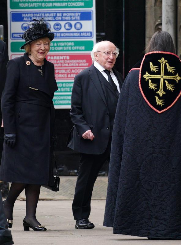 El presidente de Irlanda, Michael D. Higgins y su esposa Sabina llegan para asistir al funeral de estado de la reina Isabel II en la Abadía de Westminster