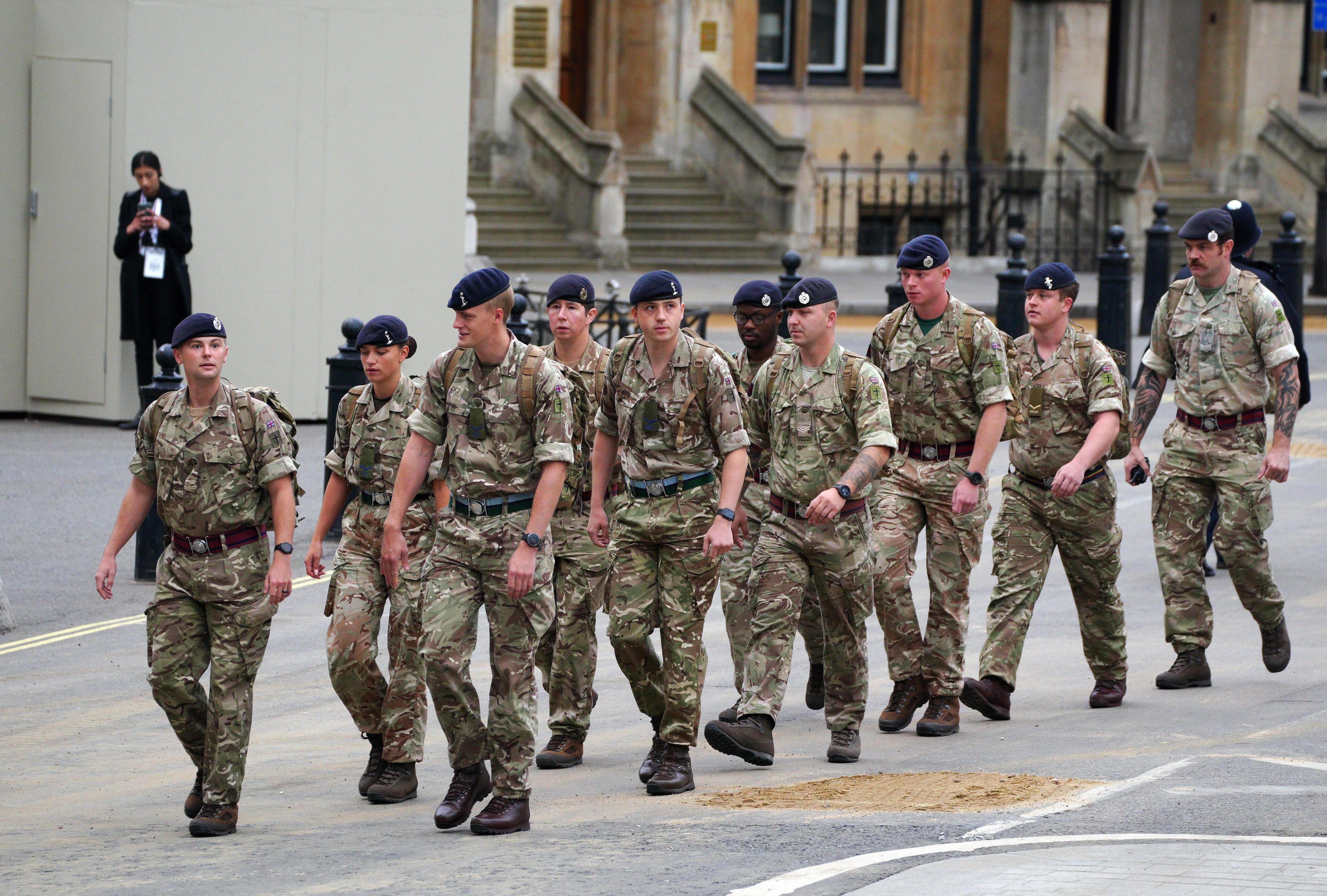 Miembros de las Fuerzas Armadas británicas toman posiciones en el marco del dispositivo de seguridad desplegado durante el funeral de Isabel II.