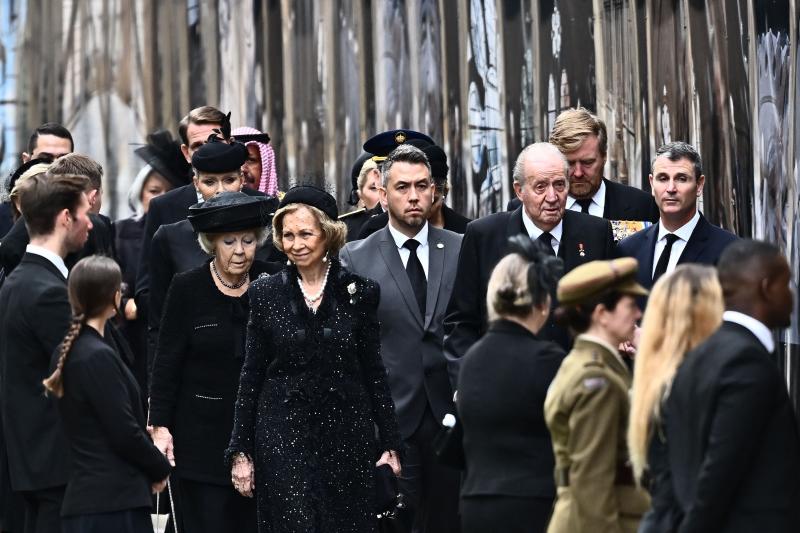 Don Juan Carlos y Doña Sofía llegan con la Princesa Beatriz de los Países Bajos a la Abadía de Westminster en Londres o