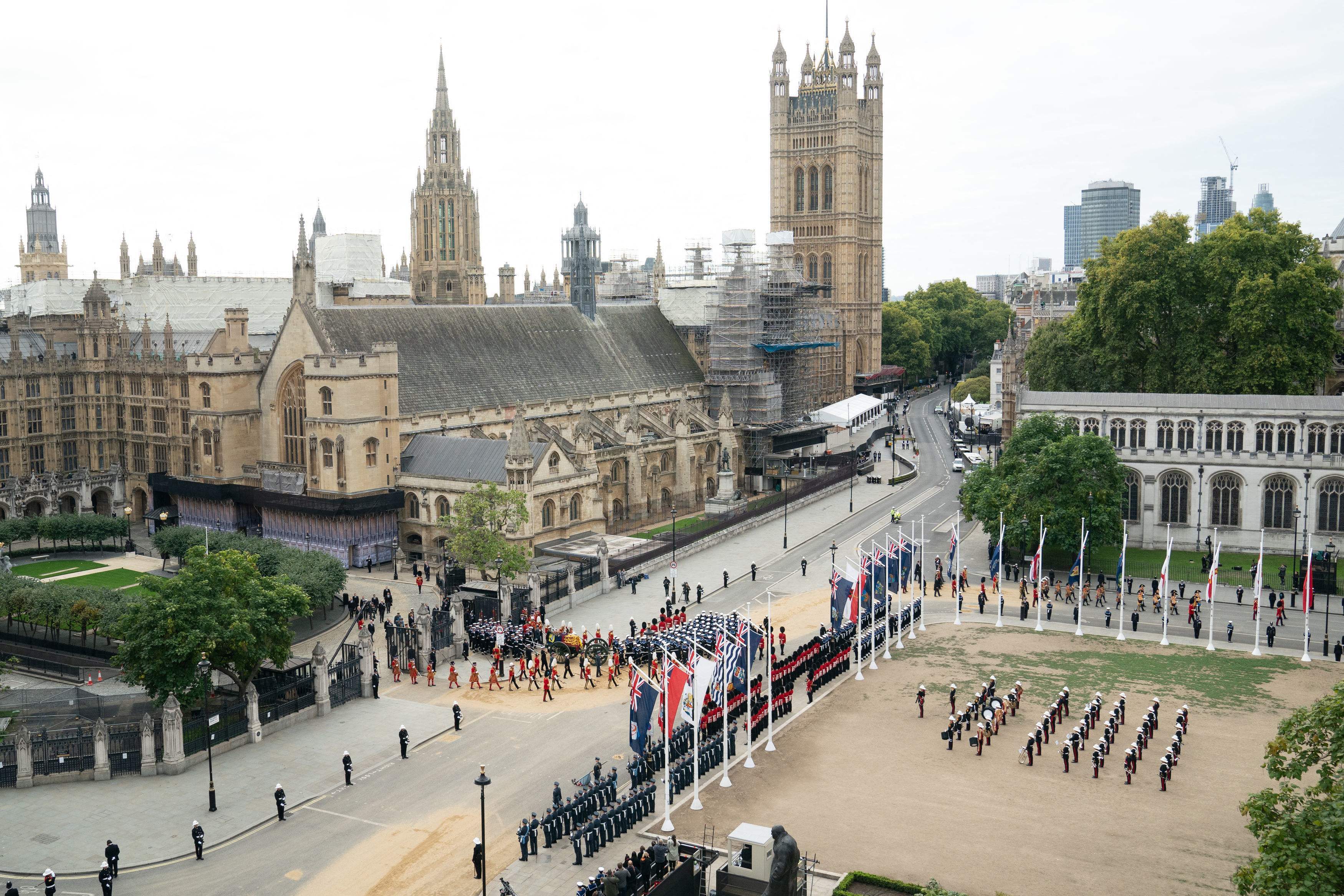 El féretro de Isabel II sale de Westminster Hall a la Abadía de Westminster. 