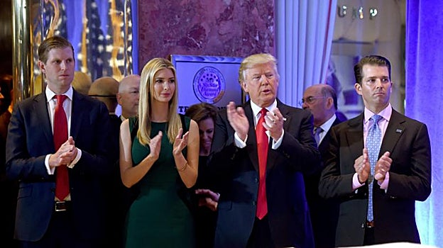 Eel presidente electo de los Estados Unidos, Donald Trump, junto con sus hijos Eric (izquierda), Ivanka y Donald Jr. el 11 de enero de 2017