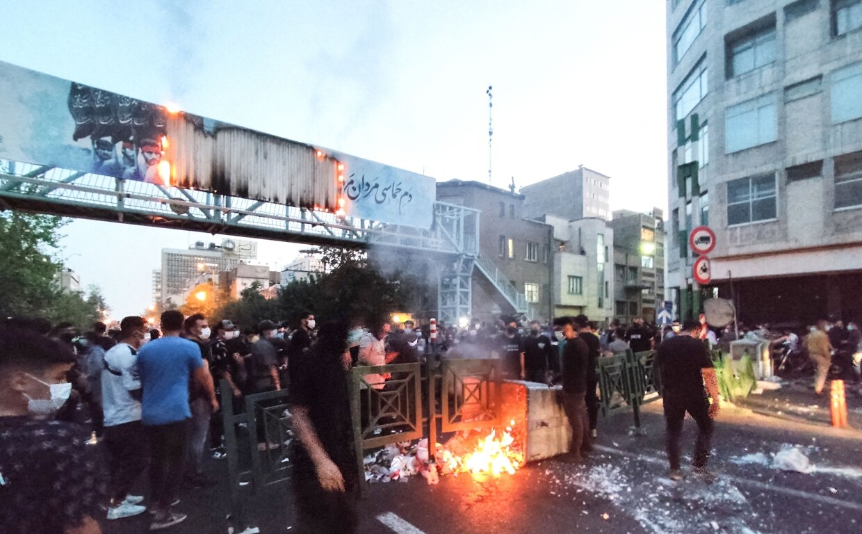 Manifestantes queman basura durante las protestas en Teherán por la muerte de Mahsa Amini