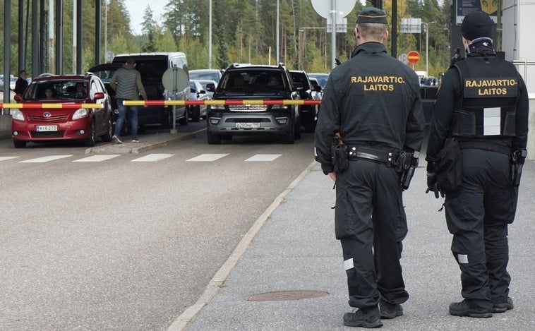 Continúa el éxodo de ciudadanos rusos: nuevas colas de coches en pasos fronterizos con Finlandia