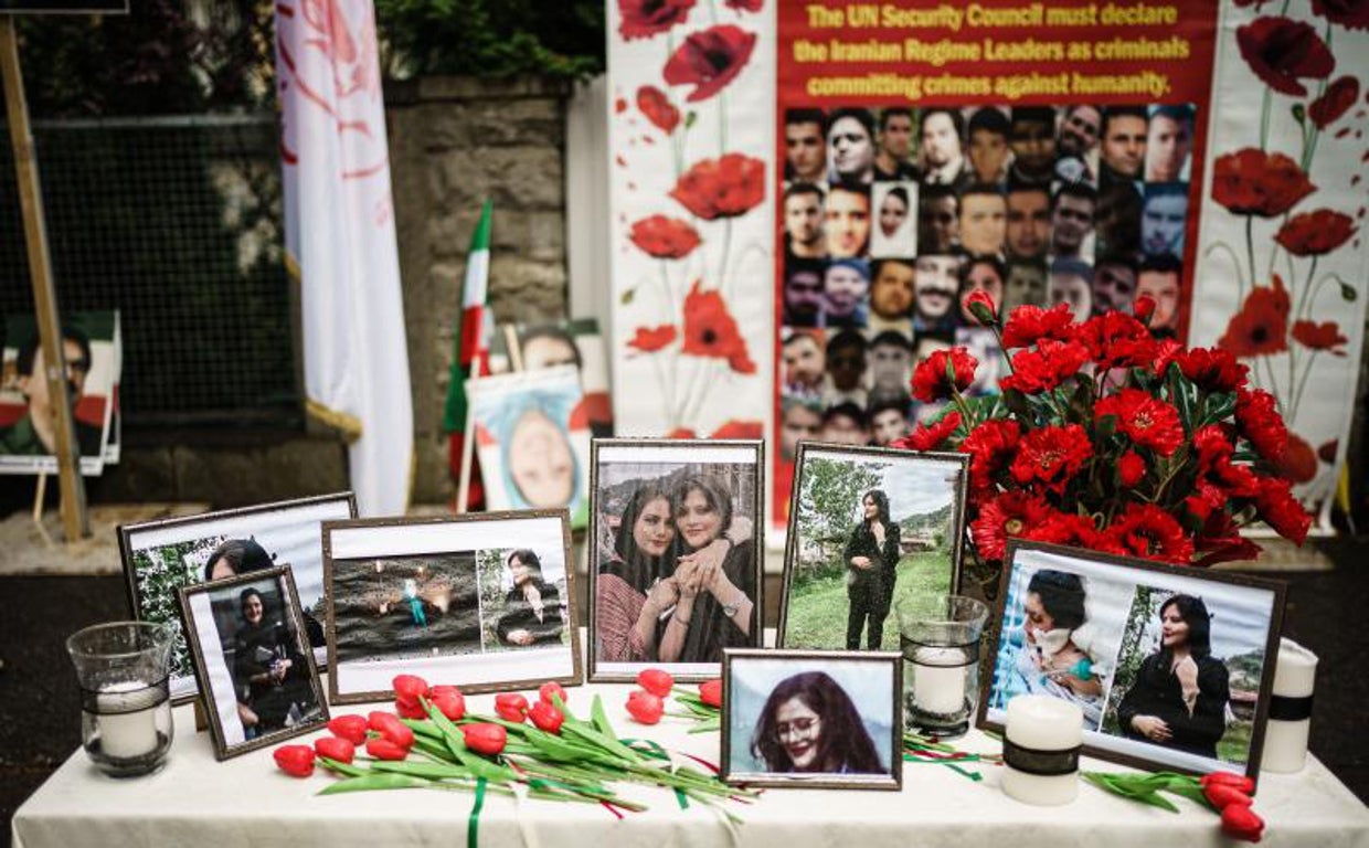 Improvisado altar en memoria de la joven de 22 años
