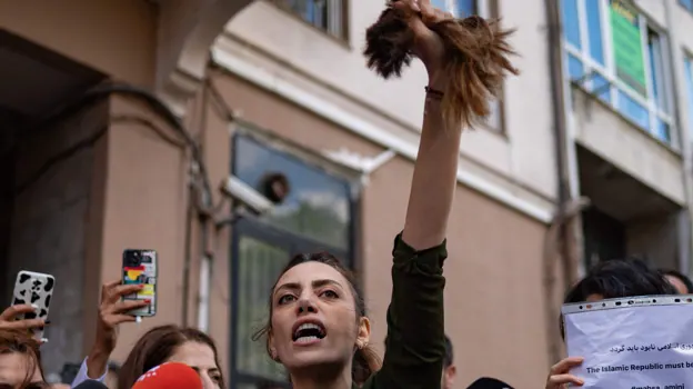 Nasibe Samsaei, la activista que se cortó el pelo frente la embajada de Irán en Estambul