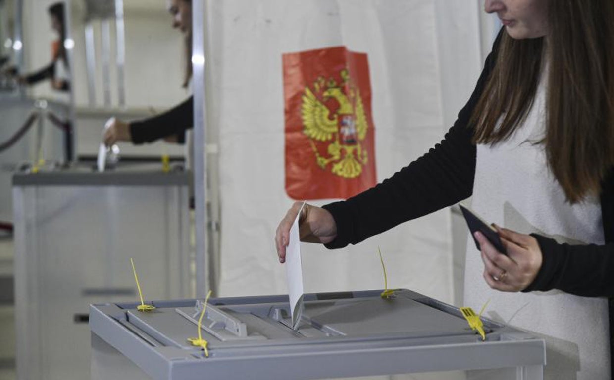 Una mujer deposita su voto en una de las zonas ocupadas por los rusos