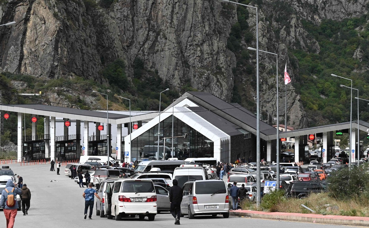 Filas de coches en la frontera de Rusia con Georgia, otro de los puntos del éxodo ruso