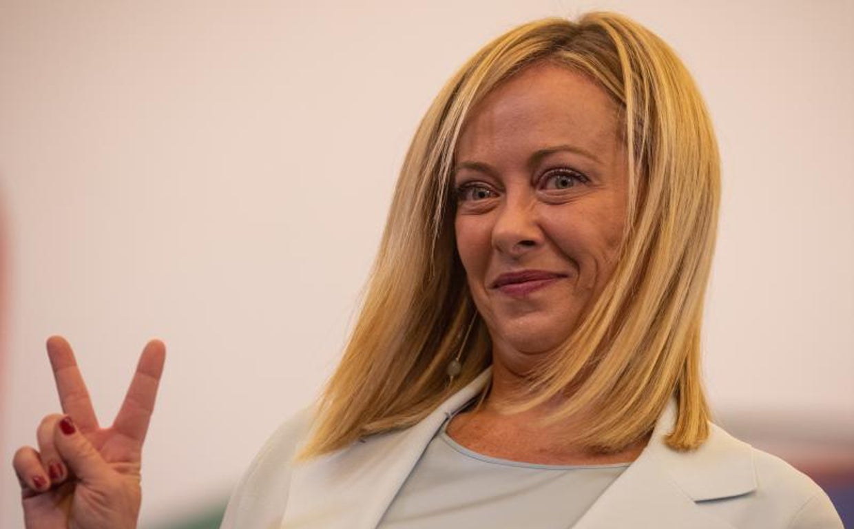 La candidata de Hermanos de Italia haciendo el signo de victoria