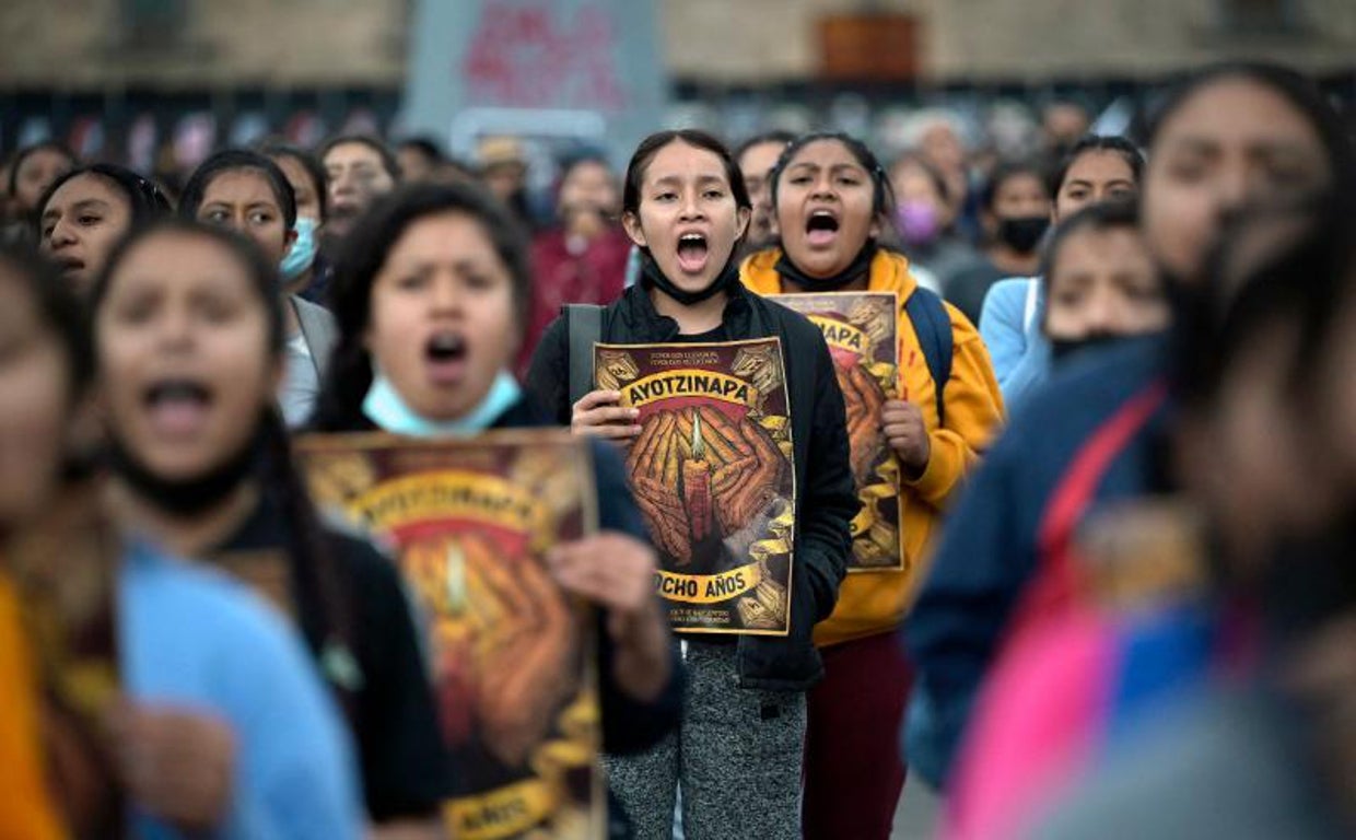 La gente grita consignas durante una marcha en la plaza Zócalo de la Ciudad de México