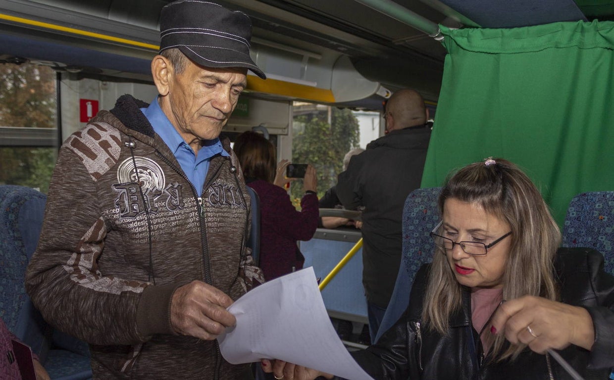 Más del 96% de ciudadanos, a favor de unirse a Rusia en los primeros resultados de la votación en las cuatro regiones ocupadas de Ucrania