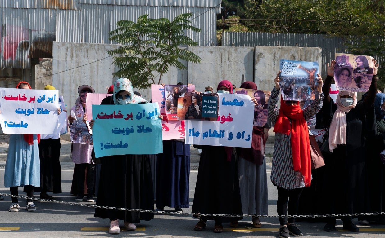 Mujeres protestas frente a la embajada de Irán en Kabul