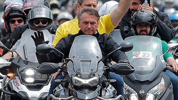 El presidente brasileño y candidato a la reelección, Jair Bolsonaro, asiste a una caravana de vehículos en la víspera de las elecciones presidenciales, en Sao Paulo