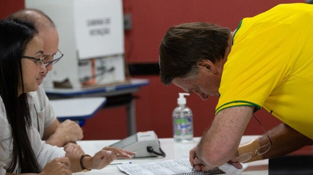 El presidente brasileño Jair Bolsonaro firma su registro ante de votar