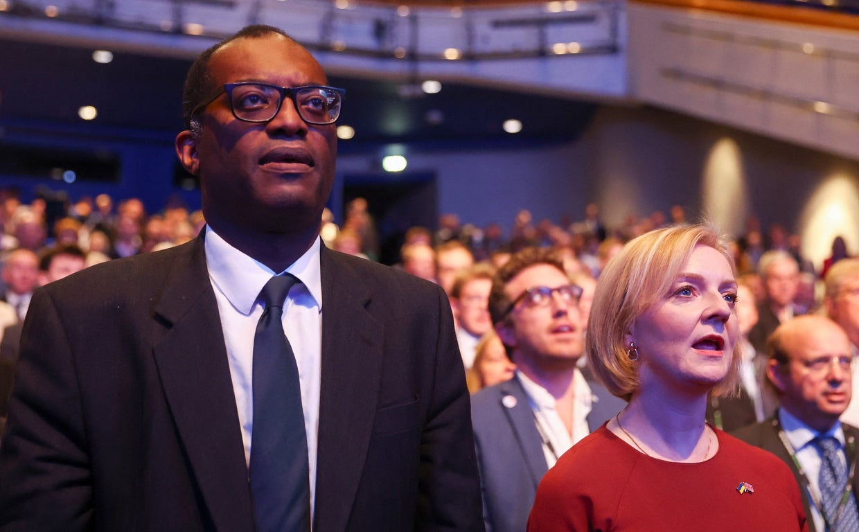 Liz Truss defiende su plan fiscal a pesar del descalabro sufrido por la libra esterlina