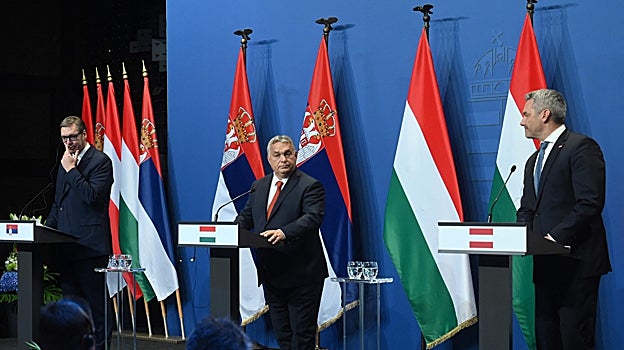 El presidente serbio Aleksandar Vucic, el primer ministro húngaro Viktor Orban y el canciller austriaco Karl Nehammer asisten a una rueda de prensa en Budapest