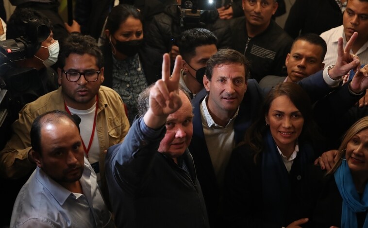 El Trump peruano gana la alcaldía de Lima y pide al presidente Castillo que se marche del país