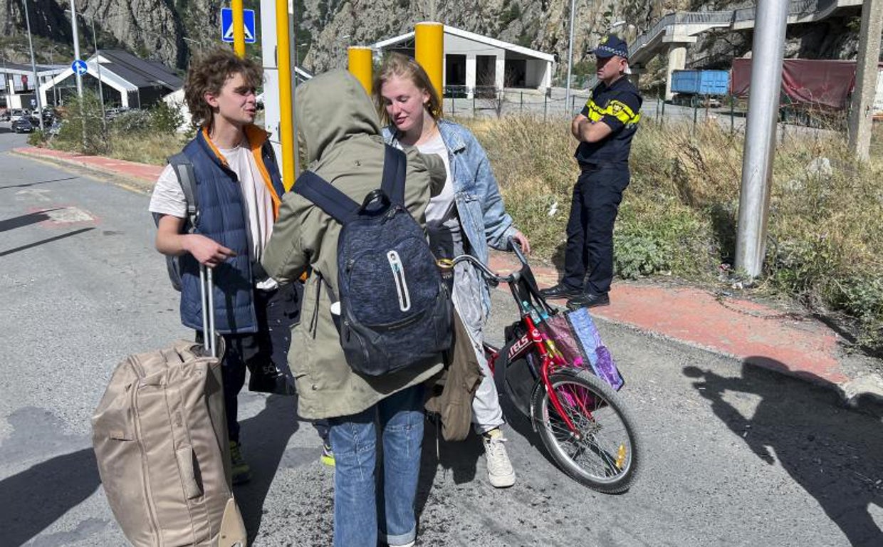 Jóvenes rusos en edad militar abandonan su país hacia Georgia por el puesto  de Kazbegui el 27 de septiembre