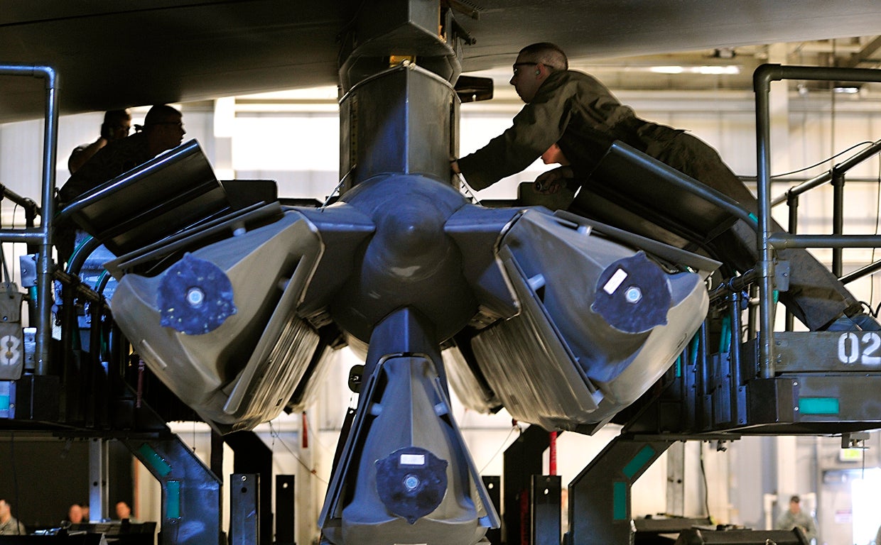 Misiles AGM 86B cargados en un bombardero B-52