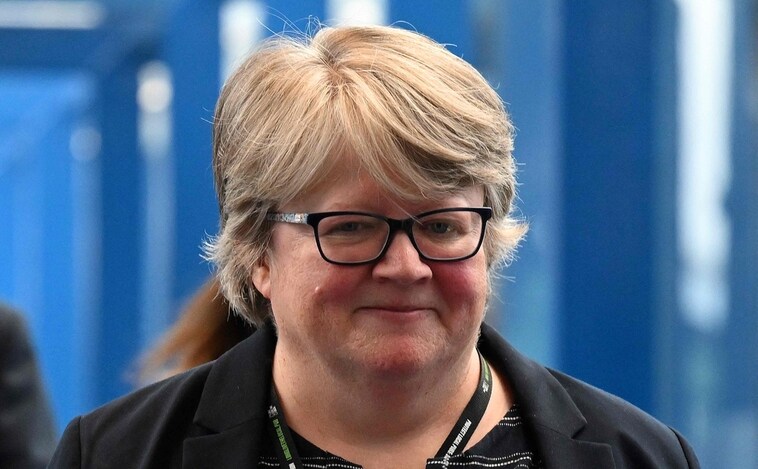 La ministra de Sanidad británica, Thérèse Coffey, criticada por fumar, tener sobrepeso y fama de juerguista