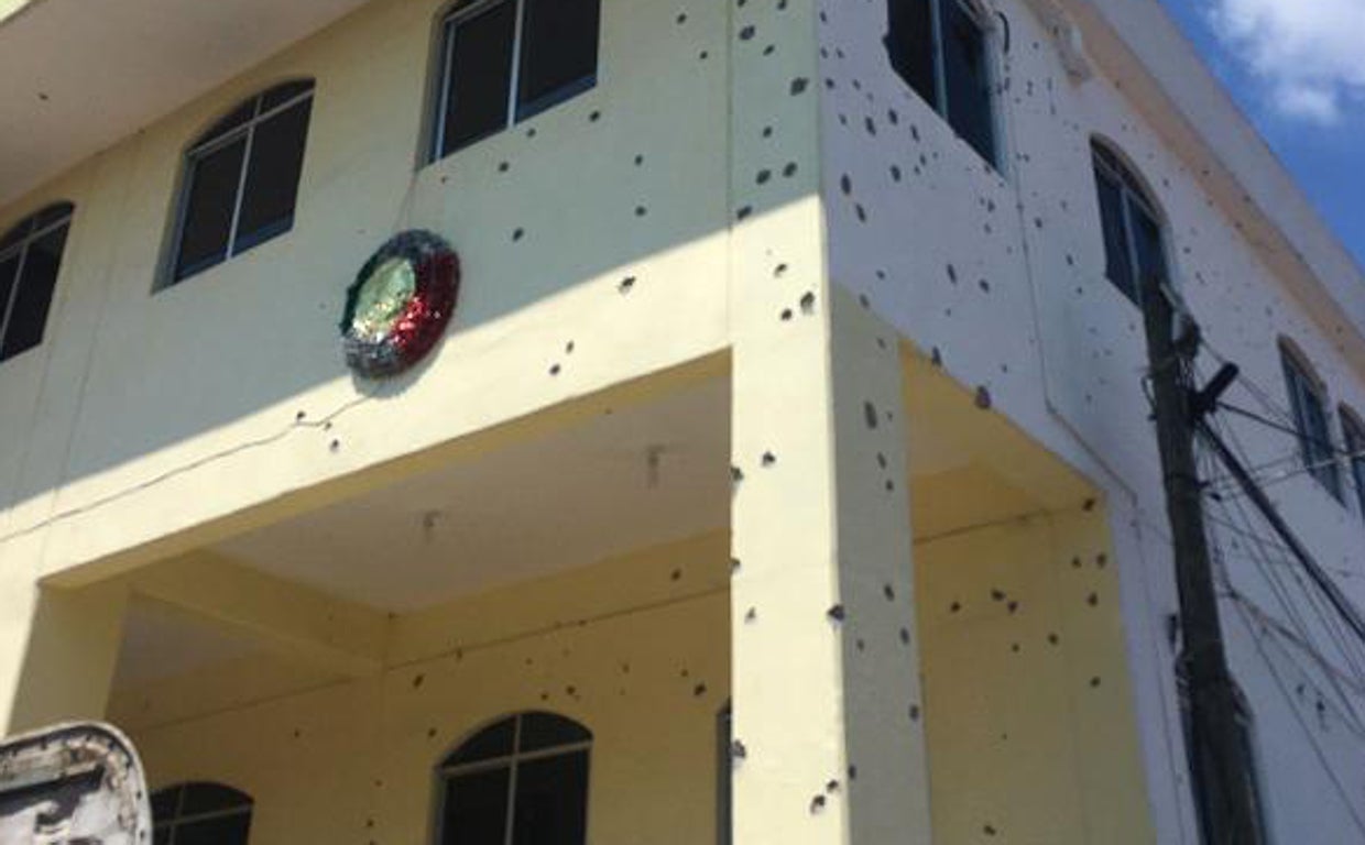 Estado en el que quedó el edificio municipal tras las ráfagas de disparos