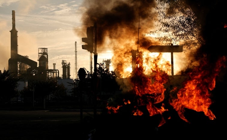 Caos en Francia por la huelga en las refinerías y la escasez de carburante