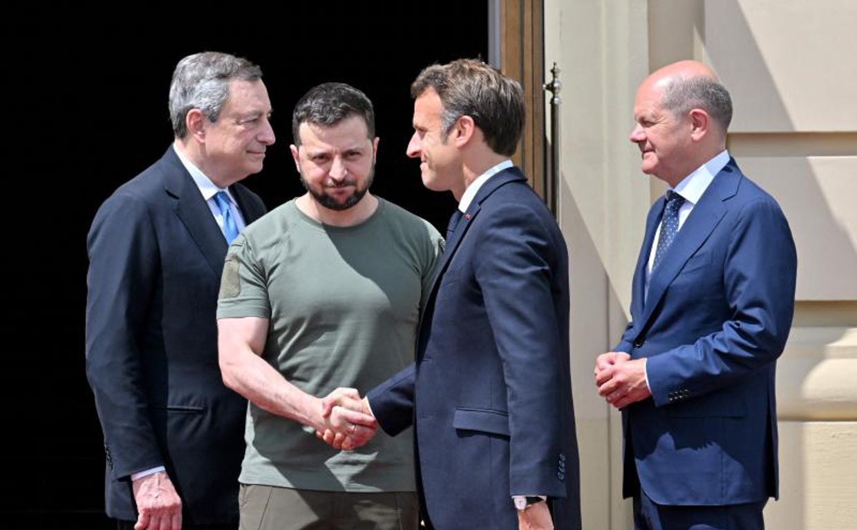 El vídeo 'romántico' con el que Zelenski pide más armas a Macron