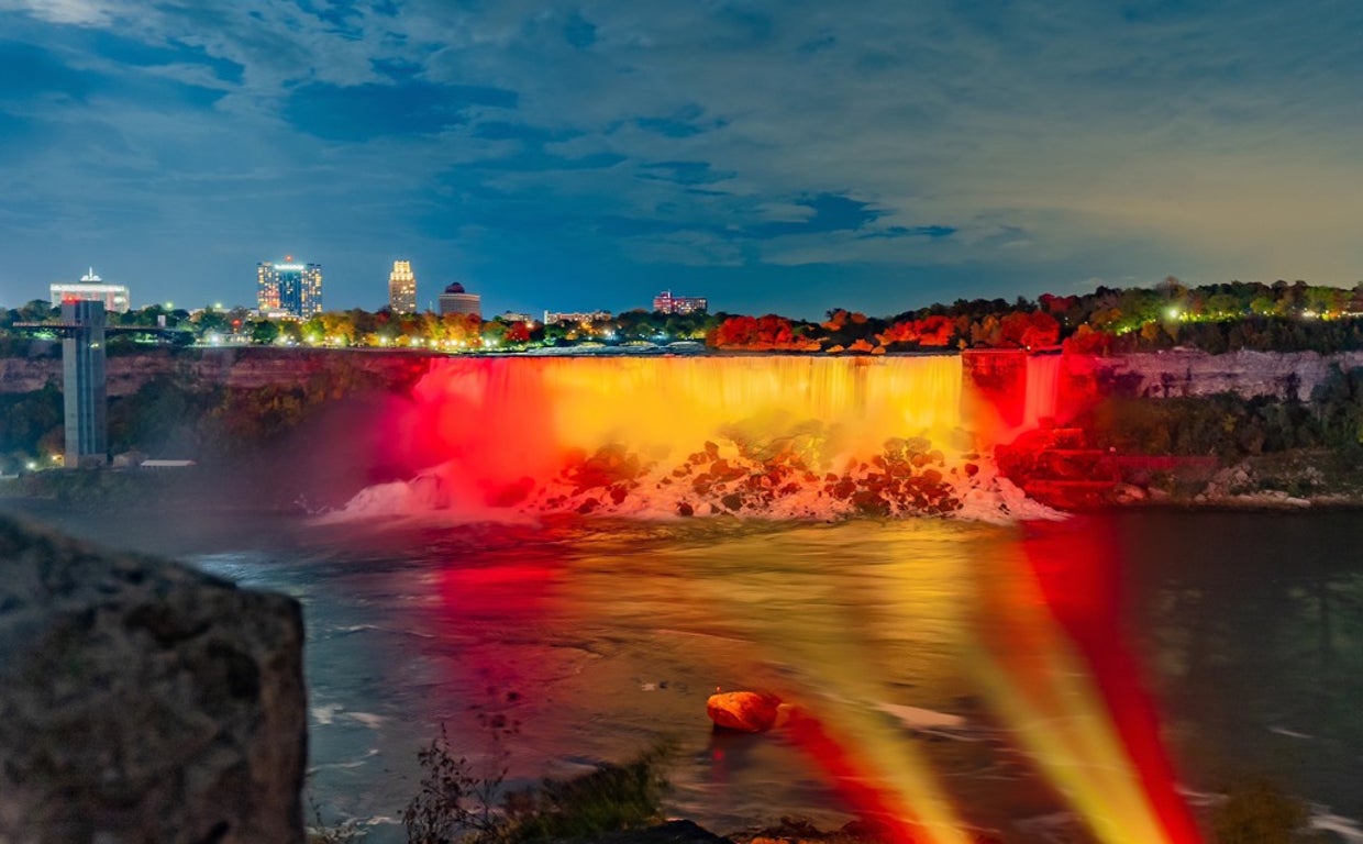 Canadá ilumina las cataratas del Niágara con la bandera de España por la Fiesta Nacional