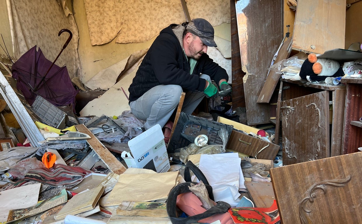 Volodymir, entre los escombros de su casa en Chernígov