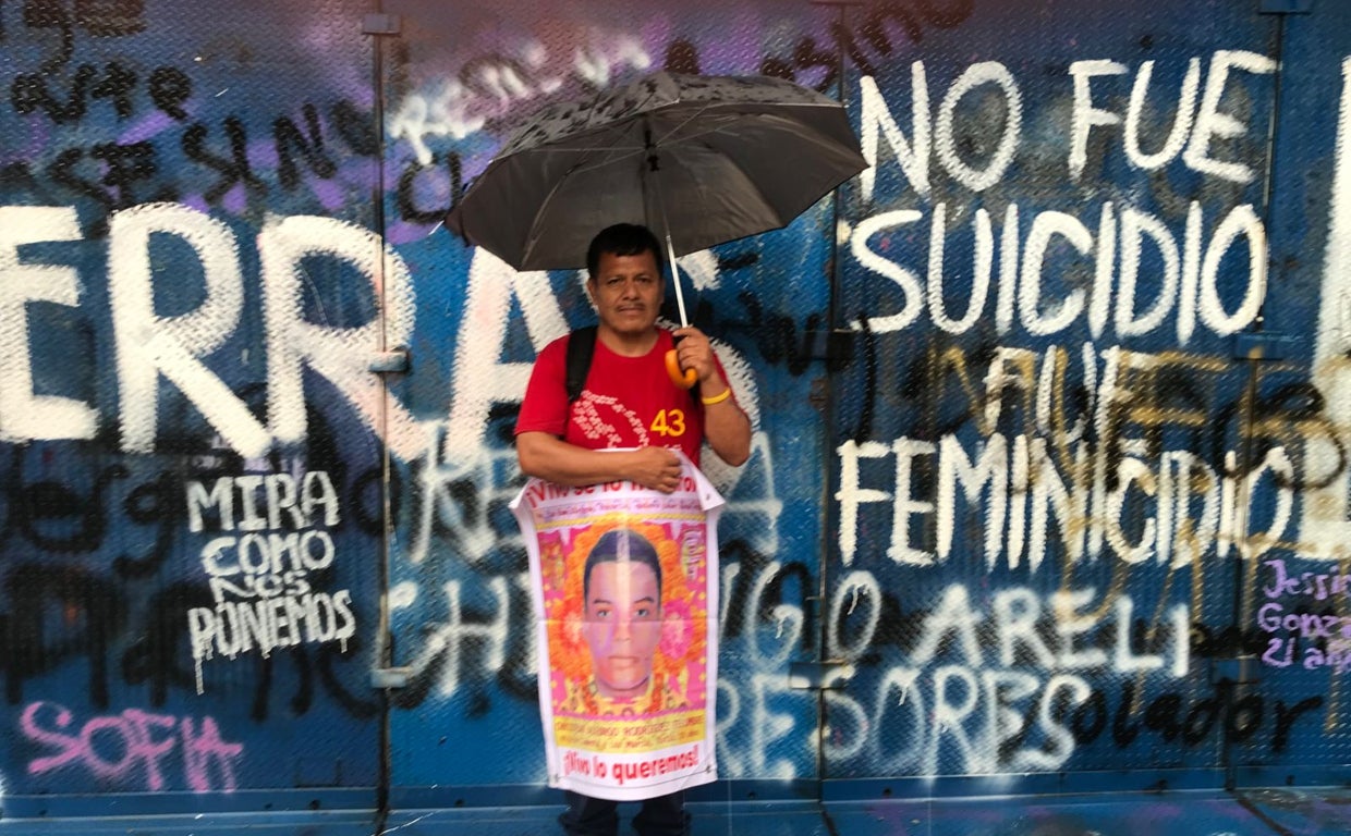 Padre de uno de los estudiantes desaparecidos en Iguala: «Seguiré buscando a mi hijo para poder llevarle una flor»