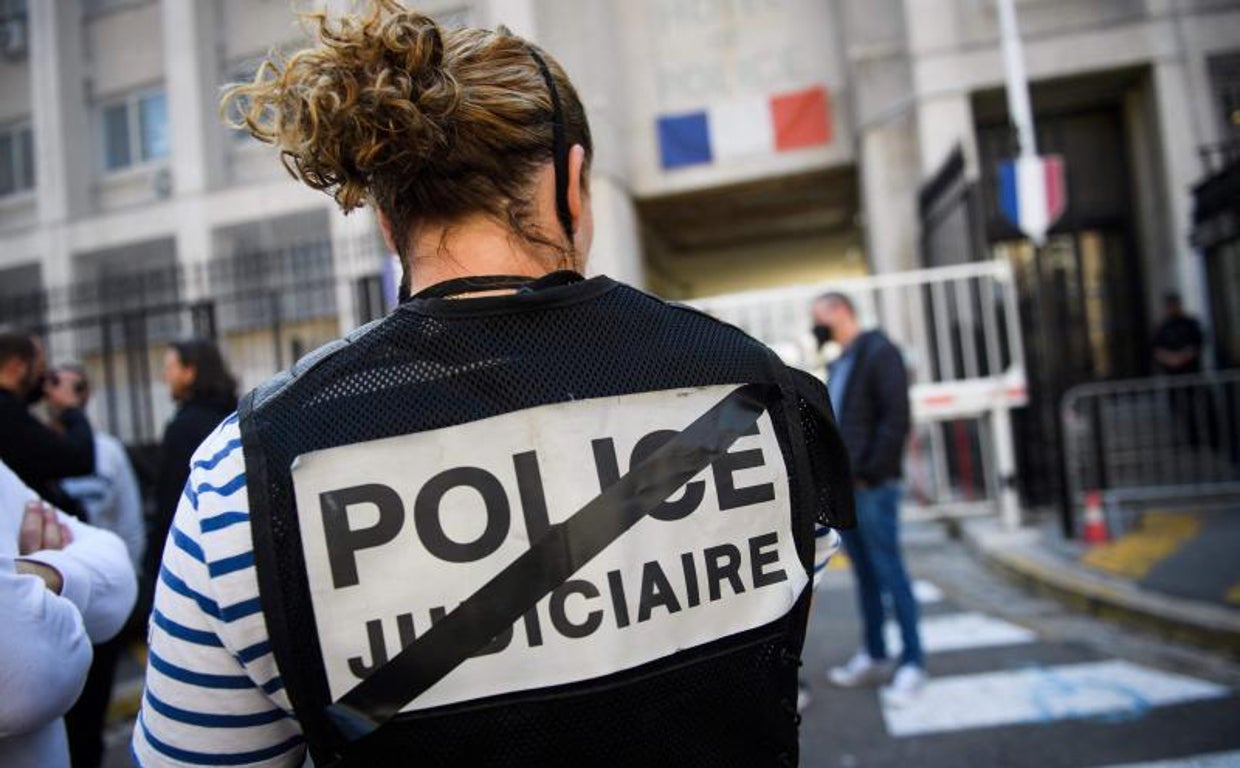 Una agente de la policía francesa