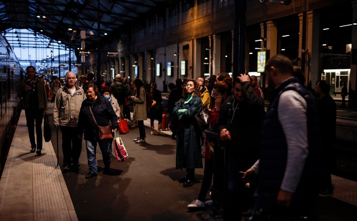 Una multitud de personas espera en una estación de tren en plena jornada de paros.