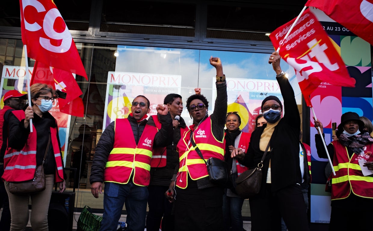 Un piquete de huelga frente a un supermercado Monoprix de París