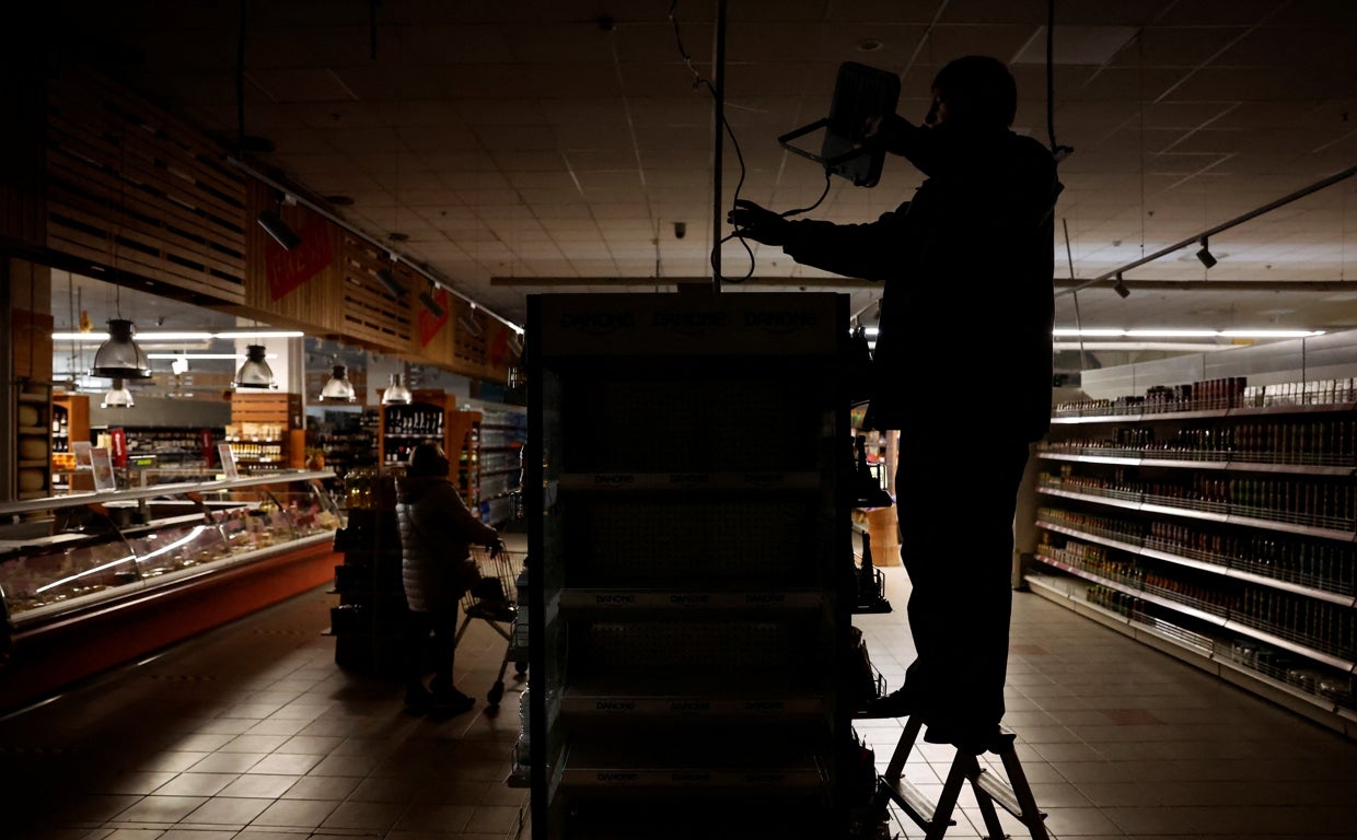 El empleado de un supermercado de Kiev instala un generador tras sufrir un corte de luz