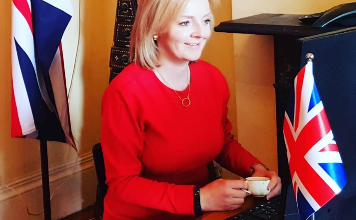 La exprimera ministra Liz Truss, frente a un ordenador