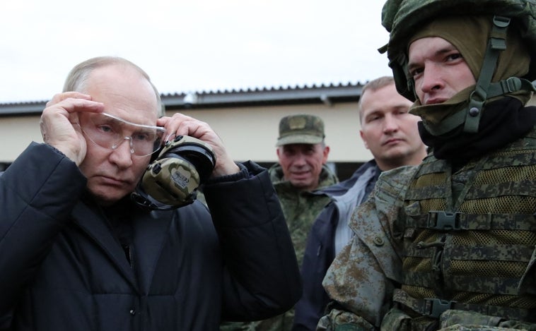 Putin dispara con rifle durante su visita a un campo de entrenamiento de los movilizados